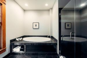 Ванная комната в The Matriarch Heritage House- Downtown Ashland