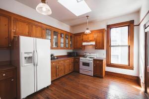 Кухня или мини-кухня в The Matriarch Heritage House- Downtown Ashland
