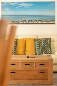ein Wohnzimmer mit einem Sofa und einem Tisch in der Unterkunft Brighton & Hove Beach - group or family fun in Brighton & Hove
