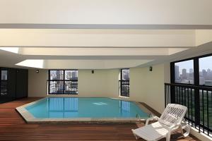 uma casa com uma piscina numa varanda em Ibirapuera Flat em São Paulo