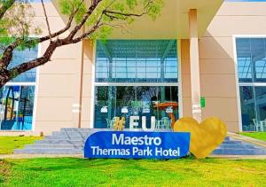 a masero thermas park hotel sign in front of a building at Maestro Thermas Park Hotel in Francisco Beltrão
