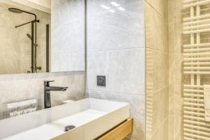 ein Bad mit einem Waschbecken und einer Dusche in der Unterkunft Résidence Gallery Mont Blanc - 3 Pièces pour 6 Personnes 634 in Saint-Gervais-les-Bains