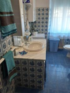 a bathroom with a sink and a toilet and a tub at Appartamento al mare in Porto Santo Stefano