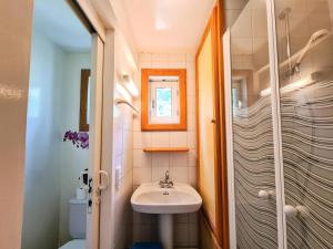 mała łazienka z umywalką i prysznicem w obiekcie Résidence Hameau - Chalet confortable · Poêle à bois · Terrasse · Garage MAE-8714 w mieście Magland +10 zdjęć