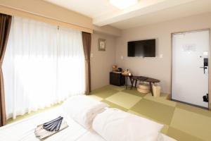 Habitación de hotel con cama y TV de pantalla plana. en Light Hotel - Vacation STAY 91012v en Tokio