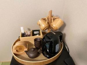 Light Hotel - Vacation STAY 91012v في طوكيو: رف خشبي مع مجفف شعر وأصناف أخرى