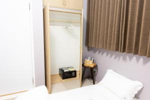 東京にあるLight Hotel - Vacation STAY 91012vの鏡とベッド付きの小さな部屋