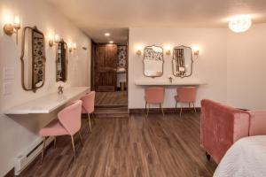 vestidor con 2 espejos y sillas rosas en The Cove Guest House, en Prescott