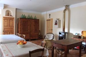 uma cozinha com uma mesa com uma taça de fruta em Grande maison familiale en Ubaye em Faucon-de-Barcelonnette