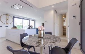 a kitchen and dining room with a table and chairs at 3 Bedroom Amazing Home In Torre Pacheco in Torre-Pacheco