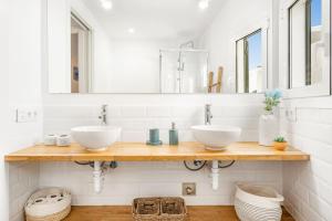 een badkamer met 2 wastafels en 2 spiegels bij Apartamento Binibeca Vell in Binibeca