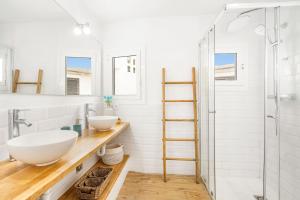 een badkamer met 2 wastafels en een douche bij Apartamento Binibeca Vell in Binibeca