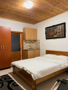 Postel nebo postele na pokoji v ubytování Bujtina Mecollari