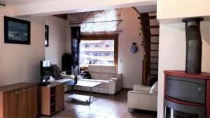 salon z kanapą i kominkiem w obiekcie Chalet Avoreaz - 3 Pièces pour 6 Personnes 554 w mieście Morzine