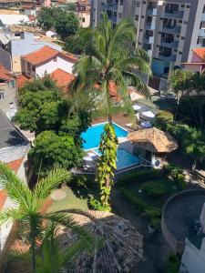 einen Luftblick auf ein Resort mit einem Pool in der Unterkunft Apartamento 3 quartos Cabo Frio Praia do Forte in Cabo Frio