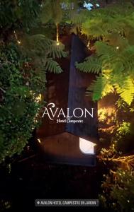 哈爾丁的住宿－Avalon Hotel Campestre，前沿林木动物园的标志