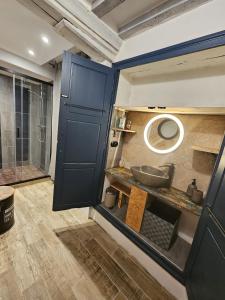 a bathroom with a sink and a mirror at Maison familiale au cœur du D-DAY in Vaux-sur-Aure