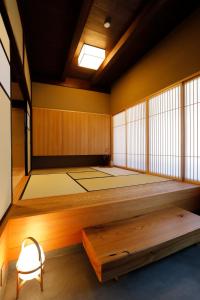 Duży pokój z dużym łóżkiem i krzesłem w obiekcie sou's minka Luru - Vacation STAY 62536v w mieście Minamiechizen