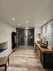 a bathroom with a sink and a shower at Maison familiale au cœur du D-DAY in Vaux-sur-Aure
