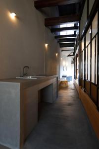 kuchnia ze zlewem i długi korytarz w obiekcie sou's minka Luru - Vacation STAY 62536v w mieście Minamiechizen