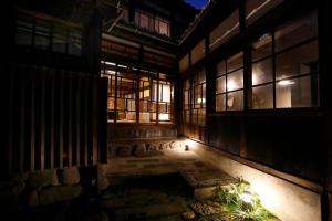 pusty budynek w nocy z oknami i światłami w obiekcie sou's minka Luru - Vacation STAY 62536v w mieście Minamiechizen