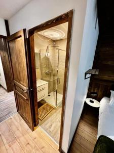 a bathroom with a shower with a glass door at Résidence Les Balcons De Pierre Pomme - 3 Pièces pour 6 Personnes 514 in Valloire