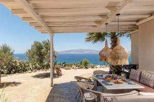 een tafel op een patio met uitzicht op de oceaan bij Helios Selene in Vívlos