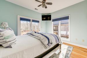 sypialnia z łóżkiem, wentylatorem sufitowym i oknami w obiekcie Waterfront Lake Norman Retreat with Dock and Hot Tub! w mieście Terrell