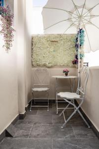 stół, 2 krzesła i parasol w obiekcie Lefkes Studios w mieście Naksos