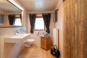 A bathroom at Chalet Kasern