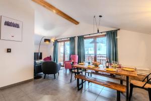 a dining room and living room with a table and chairs at Chalets Brunes - 3 Pièces pour 6 Personnes 544 in Morzine