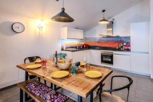 kuchnia z drewnianym stołem w pokoju w obiekcie Chalets Brunes - 3 Pièces pour 6 Personnes 544 w mieście Morzine