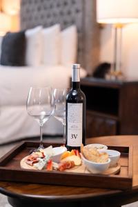 ein Tablett mit einer Flasche Wein und einem Glas in der Unterkunft Hotel Plaza 79 in San Cristóbal de las Casas + 15 Fotos