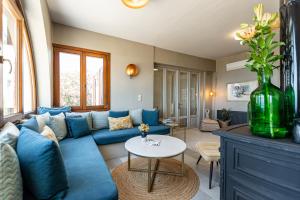 A seating area at Helios Selene