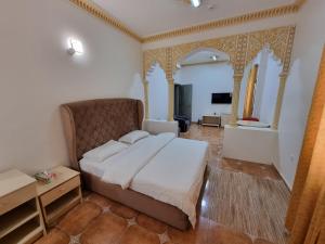 um quarto com uma cama grande num quarto em Marhabaa hotel em Sayḩ adh Dhabi