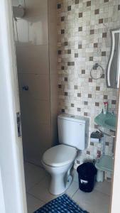 ein kleines Bad mit WC und Waschbecken in der Unterkunft Apartamento mobiliado em Aracaju in Aracaju