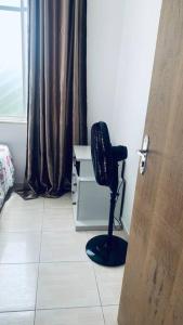 einem schwarzen Stuhl in einer Ecke eines Zimmers in der Unterkunft Apartamento mobiliado em Aracaju in Aracaju