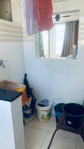 eine Küche mit Eimern und ein Fenster in einem Zimmer in der Unterkunft Apartamento mobiliado em Aracaju in Aracaju