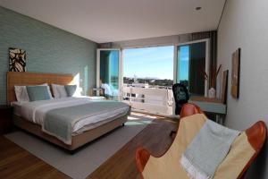 1 dormitorio con cama y ventana grande en Vilamoura Sunrise, en Quarteira