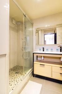 La salle de bains est pourvue d'une douche en verre et d'un lavabo. dans l'établissement Spacious flat 120m2 close to Eiffel Tower, à Paris