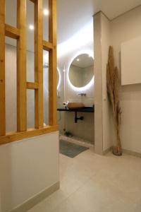 a bathroom with a sink and a mirror at Vilamoura Sunrise in Quarteira