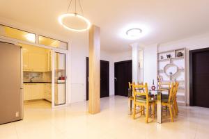- une cuisine et une salle à manger avec une table et des chaises dans l'établissement Spacious flat 120m2 close to Eiffel Tower, à Paris