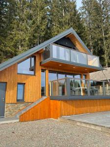 una casa con grandes ventanas de cristal en un lateral en Koča z razgledom, en Križe