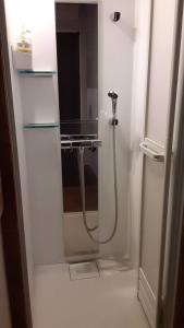 um chuveiro na casa de banho com um espelho em Ayu no Sato Park Campsite - Vacation STAY 42240v em Shōbara