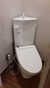uma casa de banho com um WC branco e um lavatório. em Ayu no Sato Park Campsite - Vacation STAY 42240v em Shōbara