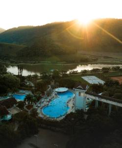eine Luftansicht auf den Pool im Resort in der Unterkunft Fazzenda Park Resort in Gaspar