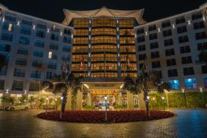 um edifício de hotel com palmeiras em frente em Fazzenda Park Resort em Gaspar