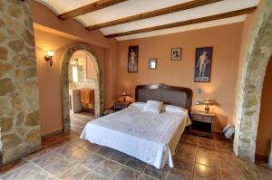 A bed or beds in a room at Casa Rural Mirador del Salto