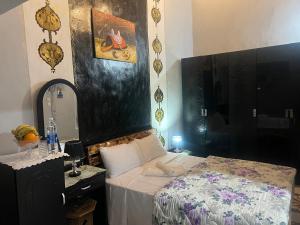 Postel nebo postele na pokoji v ubytování Riad Abqari Youssefi