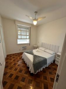 - une chambre avec un lit et un ventilateur de plafond dans l'établissement Suíte no Jardim Botânico, à Rio de Janeiro